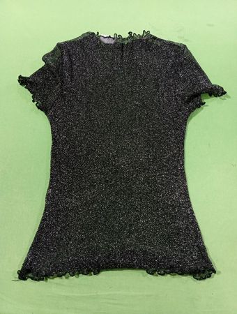 Glänzendes schwarzes Top mit gerüschten Kanten