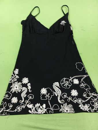Schwarzes Kleid mit weißem Blumen- und Seepferdchen-Muster