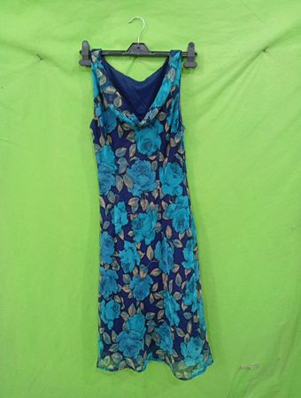 Ärmelloses Blumenmusterkleid mit Wasserfallausschnitt
