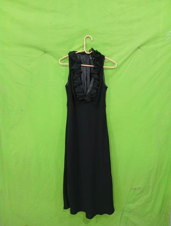 Schwarzes ärmelloses Maxikleid mit Rüschenkragen