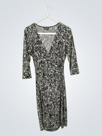 Max und Cleo Schwarz-Weiße Blumenkleid mit Wickeloptik