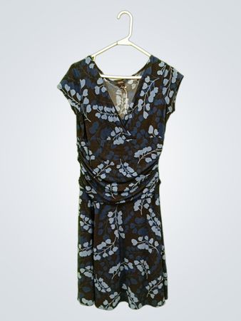 GNW. Blau und schwarze Blumenmuster Raffungen Wickelkleid