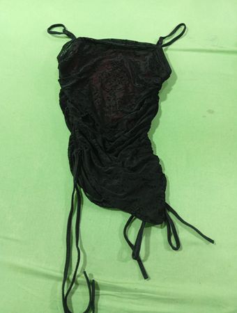 Schwarzes gerafftes Kleid mit Kordelzügen