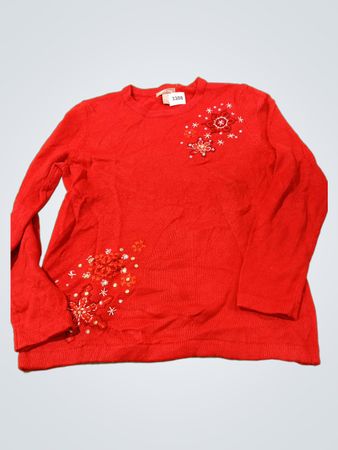 Roter Pullover mit Schneeflockenverzierungen