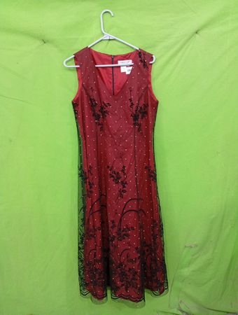 Coldwater Creek Rotes Kleid mit schwarzer Spitze und goldenen Punkten