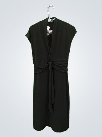 Schwarzes gerafftes Kleid mit Krawatte vorne