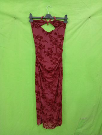 Maxikleid mit maroonfarbigem Blumenmuster und Neckholder