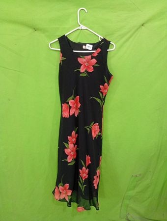 Schwarzes ärmelloses Kleid mit rotem Blumenmuster