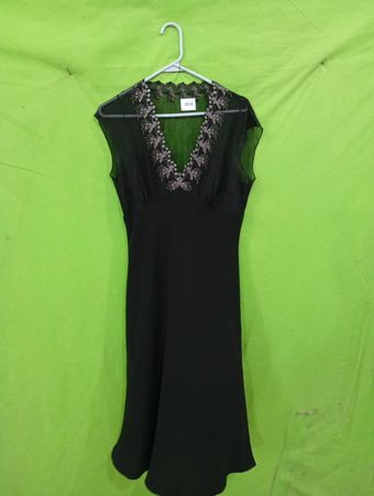 Schwarzes Kleid mit verziertem Ausschnitt