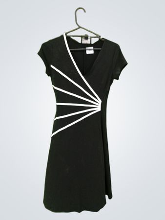 Verbundenes kleines schwarzes Kleid mit weißen Streifen