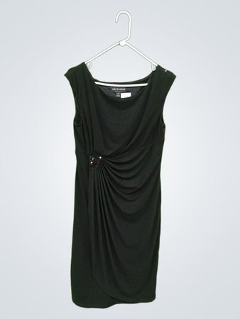 Connected Apparel Schwarzes Rüschenkleid mit Verzierung