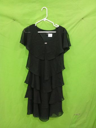 S.L. Fashions Schwarzes gestuftes Chiffonkleid