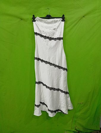 Weißes trägerloses Kleid mit schwarzer Spitzenborte