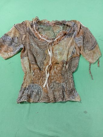 Durchsichtige Paisley-Druckbluse mit gerafftem Bund