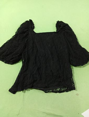 Schwarzes Spitzenoberteil mit Puffärmeln
