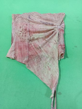 Rosafarbenes, floral bedrucktes asymmetrisches Oberteil mit Bindungsdetails