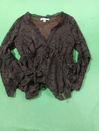 francesca's Braunes Spitzen-Peplum-Oberteil