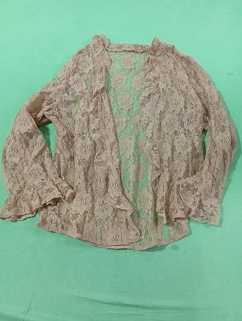 Beiger Spitzenkimono mit floralem Muster