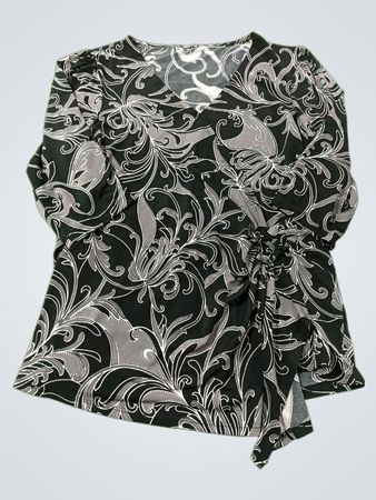 Schwarz- und graumusterte Bluse