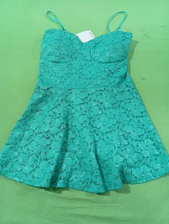 Türkisfarbnes Spitzenkleid mit ausgestelltem Saum