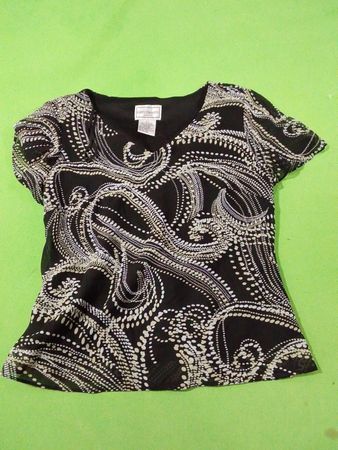 Karin Stevens Petites Schwarz-weißes Paisley-Muster Kurzarm-Bluse