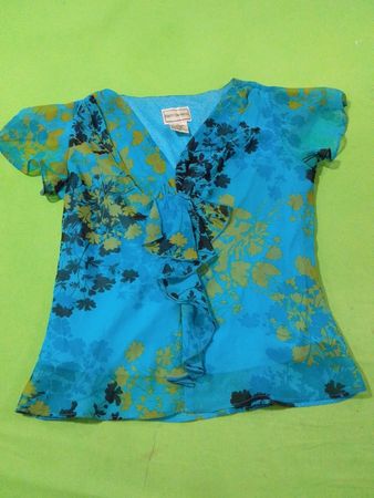 Karin Stevens Blaue Blumen-Rüschige V-Ausschnitt-Bluse