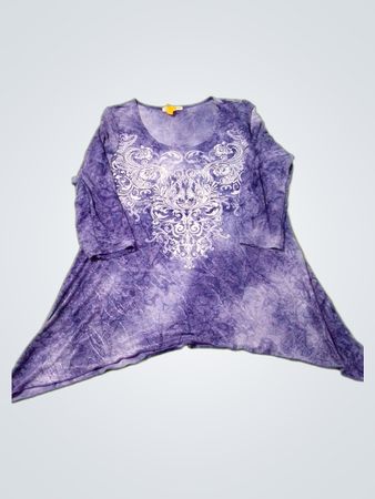 Lila Batik-Tunika mit weißer Rankenverzierung