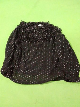 Schwarze Bluse mit weißen vertikalen Streifen und gerafftem Ausschnitt