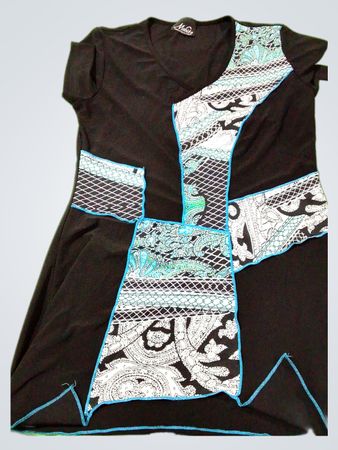Mohito Schwarzes Kleid mit Paisley- und geometrischen Druckeinsätzen