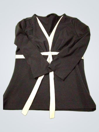 Schwarzes und beiges Wickeloberteil