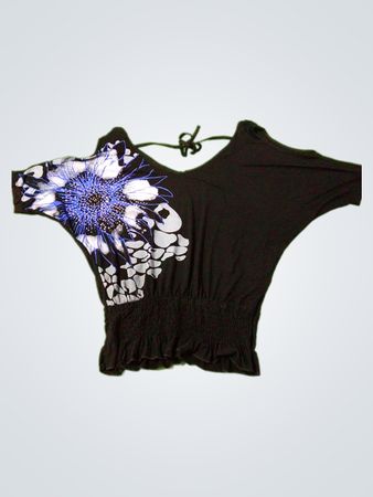 Ounashi schwarzes Top mit blauem und weißem Blumenmuster