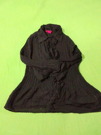 Sunny Leigh Petite Schwarzes, plissiertes Hemd mit Knopfleiste