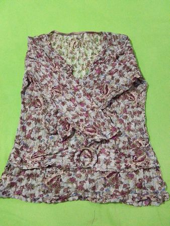 Bluse mit Blumenmuster und dekorativer Schnalle