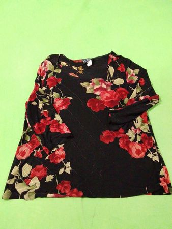 Brittany Damen schwarzes Oberteil mit Blumenmuster und langen Ärmeln