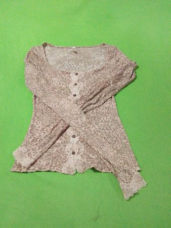 Free People Oberteil mit Leopardenmuster, Spitzensaum und Knopfleiste