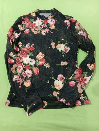 Schwarzes Mesh-Oberteil mit Blumenmuster und langen Ärmeln