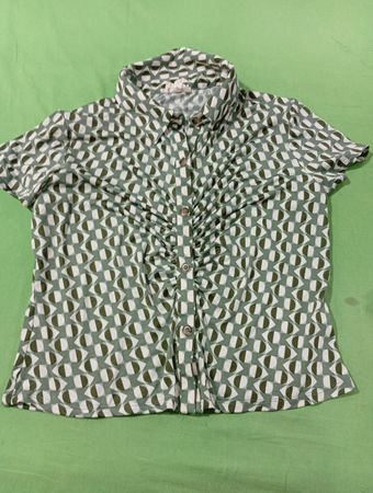 Meraki Green geometrisches Druck-Rüschenshirt