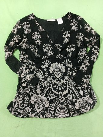 WORTHINGTON Damen Schwarzes Oberteil mit Blumenmuster, V-Ausschnitt und langen Ärmeln