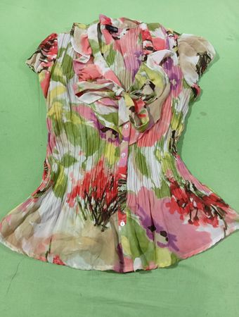 Damen-Bluse mit Blumenmuster und Falten