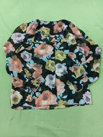 Schwarze Bluse mit Blumenmuster und langen Ärmeln