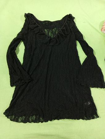 Schwarzes Spitzenkleid mit Rüschenkragen