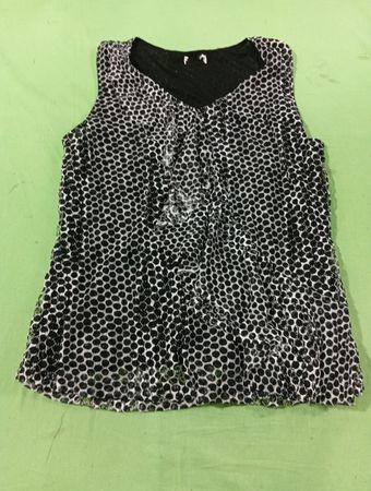 Ärmelloses Top mit schwarzem und weißem Polka-Dot-Muster