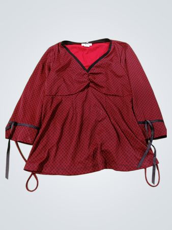 Motherhood Maternity Rotes Oberteil mit geometrischem Muster und langen Ärmeln