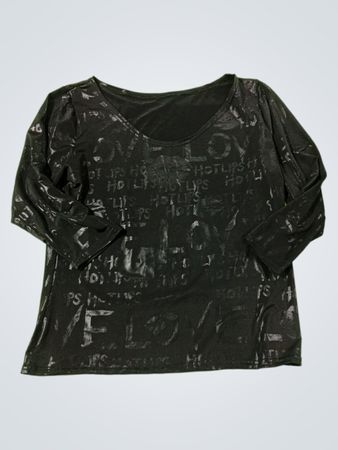 Schwarzes langärmeliges Oberteil mit Textdruck „LOVE“ und „HOT LIPS“