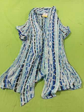 WORTHINGTON Damenshirt in Blau und Weiß mit gestreiftem Faltenbesatz