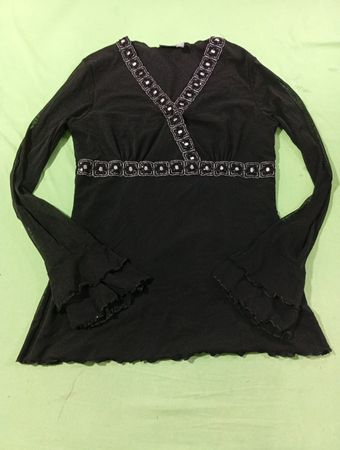 Apt. 9 schwarzes verziertes Top mit Glockenärmeln