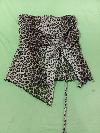 Silence + Noise Leopard Print trägerloses, gerafftes asymmetrisches Top