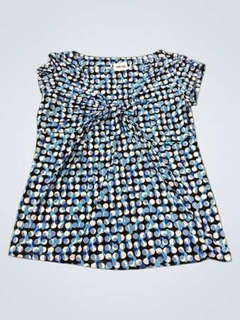 Blaues T-Shirt mit weißen Punkten