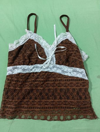 Braunes Spitzen-Cami-Top mit weißer Einfassung