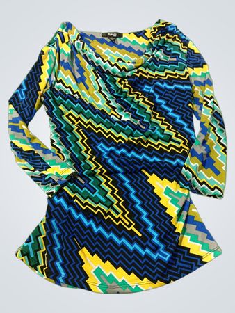 Style & Co Petite Oberteil mit Wasserfallausschnitt und geometrischem Muster